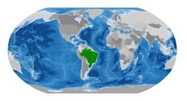 Mapa do Mundo em comemoração ao 2º Centenário da Independência 2022. Impresso. 100x150cm. Acervo de Paulo Protasio – Brasil. Celebrando os 200 anos do Brasil como nação independente, produzimos este mapa mundial com o Brasil no centro. A ideia é trazer maior clareza de nossa posição no mundo e nos instimular a perceber nosso próprio protagonismo. A posição autocentrada nos permite visualizar o campo de ressonância de nossas ações no mundo e, também, compreender as forças que nos afetam. Outro efeito é nos apresentar os três oceanos por inteiro. A percepção de que estamos cercados de oceanos, não apenas nos dá a dimensão de nossa possiblidade de comunicação com todos os continentes e todas as nações, como também nos convida para uma ação responsável com esse ambiente que é o berço da vida na Terra. A produção desse mapa contou com o apoio do 5º Centro de Geoinformação do Exército Brasileiro.