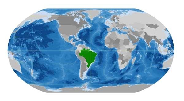 מפת עולם לציון המאה ה-2 לעצמאות 2022. מודפס. 100x150 ס"מ. הקולקציה של פאולו פרוטאסיו - ברזיל. חוגגים 200 שנותיה של ברזיל כמדינה עצמאית, הפקנו את מפת העולם הזו עם ברזיל במרכז. הרעיון הוא להביא בהירות רבה יותר לעמדה שלנו בעולם ולעודד אותנו לממש את הגיבור שלנו.. העמדה המרוכזת בעצמה מאפשרת לנו לדמיין את שדה התהודה של פעולותינו בעולם ו, גם, להבין את הכוחות המשפיעים עלינו. השפעה נוספת היא להציג בפנינו את שלושת האוקיינוסים בשלמותם.. ההבנה שאנו מוקפים באוקיינוסים, לא רק נותן לנו את המימד של אפשרות התקשורת שלנו עם כל היבשות וכל העמים, אבל גם מזמין אותנו לנקוט בפעולה אחראית עם הסביבה הזו שהיא ערש החיים על פני כדור הארץ. הפקת המפה הזו קיבלה את תמיכת המרכז הגיאואינפורמטיבי החמישי של הצבא הברזילאי.