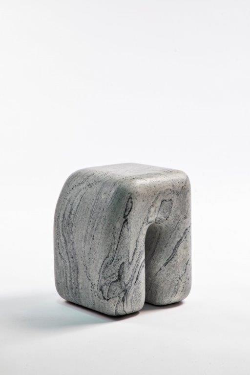 مقعد GANESHA, Antarthic White Granite منحوتة ومصقولة يدويًا, 2022, لوكاس ريكيا. صور: روي تيكسيرا.