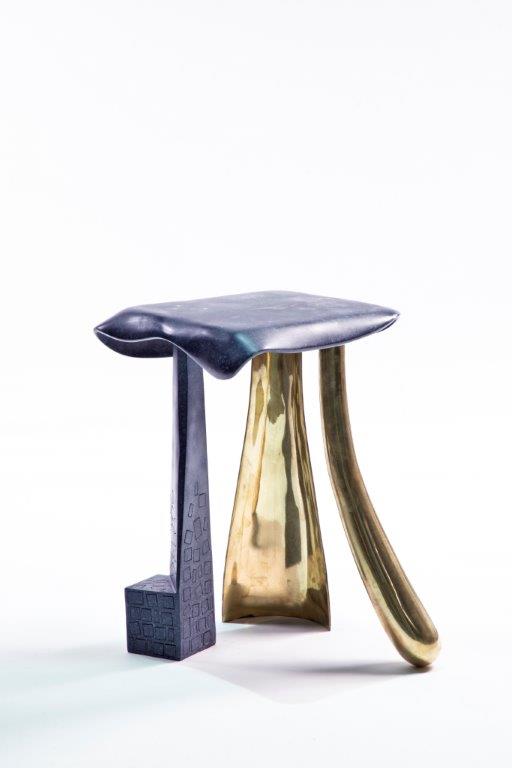 TRIPEDテーブル, 緑青でブロンズをキャスト, 2022, ルーカス・レッキア. 写真: ルイ・テイシェイラ.