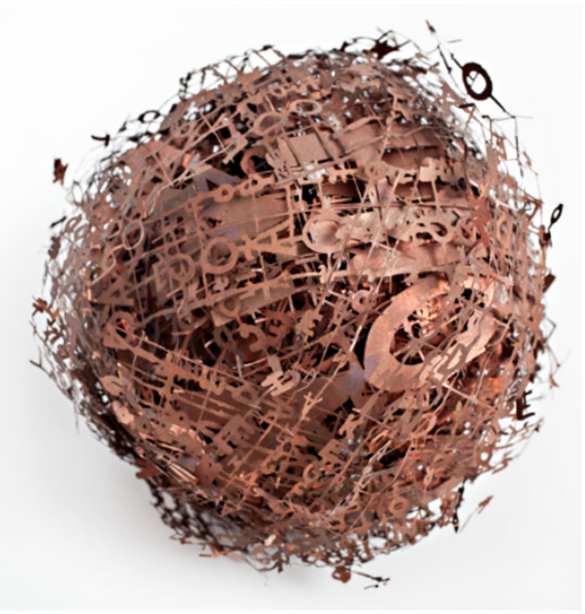 ヒラルサミヒラル–球形の本, 2022, 銅/腐食, 20 X 20 cm. 写真: ブルーノ・コエーリョ.
