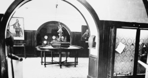 Interior de una de las primeras salas de exhibición del Museo Histórico Nacional en 1922, ubicado en Casa do Trem. Acervo MHN. credito de imagen: Archivo Institucional/MHN.