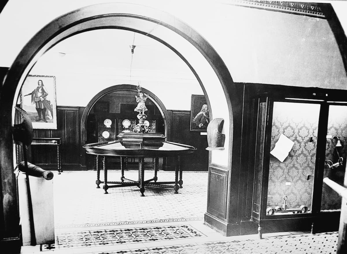 Interior de uma das primeiras salas de exposição do Museu Histórico Nacional em 1922, localizada na Casa do Trem. Acervo MHN. Crédito da imagem: Arquivo Institucional/MHN.