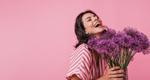 ראה איך לעבוד עם פרחים בקישוט. תמונות: אישה עם תמונת פרחים שנוצרה על ידי lookstudio - br.freepik.com.