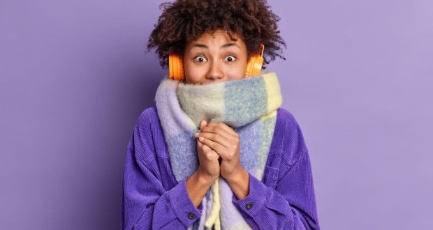 Consejos para hacer la casa más acogedora durante el frío. Fotos: Foto de mujer africana creada por wayhomestudio - br.freepik.com.