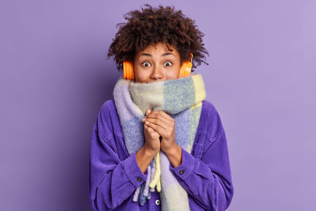 Tips to make the house cozier during the cold. Photo: African woman photo created by wayhomestudio - br.freepik.com.