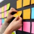 Post-its: how to use office supplies for wall decoration?. Photo: Methodology photo created by Freepik - br.freepik.com.