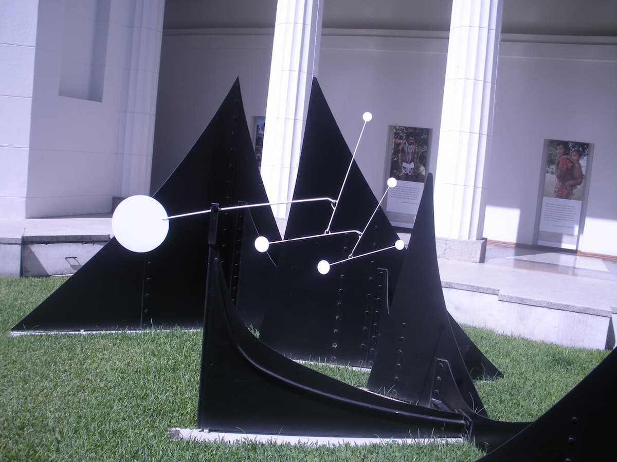 Fig. 6 - Alexander Calder, Cidade, Jardim Interno do Museu de Belas Artes de Caracas, Venezuela, ferro e aço pintado, 236 x 514 x 305 cm, 1960. Foto: Ifigenia76Fotografía: Hanna Carjevschi / Escultura: Alexander Calder, CC BY 3.0, via Wikimedia Commons.