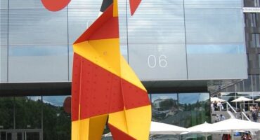 Fig. 1 - Alexander Calder, Plegable con Disco Rojo, plaza del castillo, Stuttgart, Alemania 1973. Fotos: rufus46, CC BY-SA 3.0, a través de Wikimedia Commons.