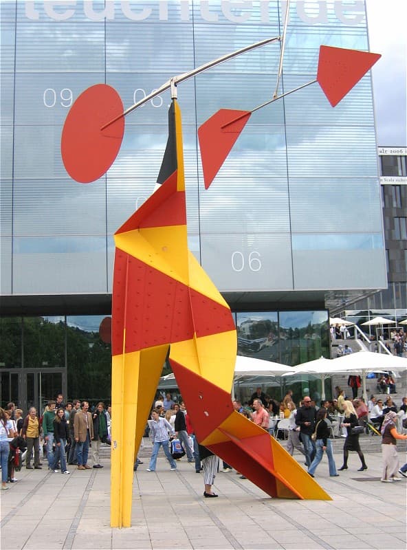 Fig. 1 - Alexander Calder, Folding with Red Disc, Castle Square, Stuttgart, Germany 1973. Photo: Rufus46, CC BY-SA 3.0, via Wikimedia Commons.