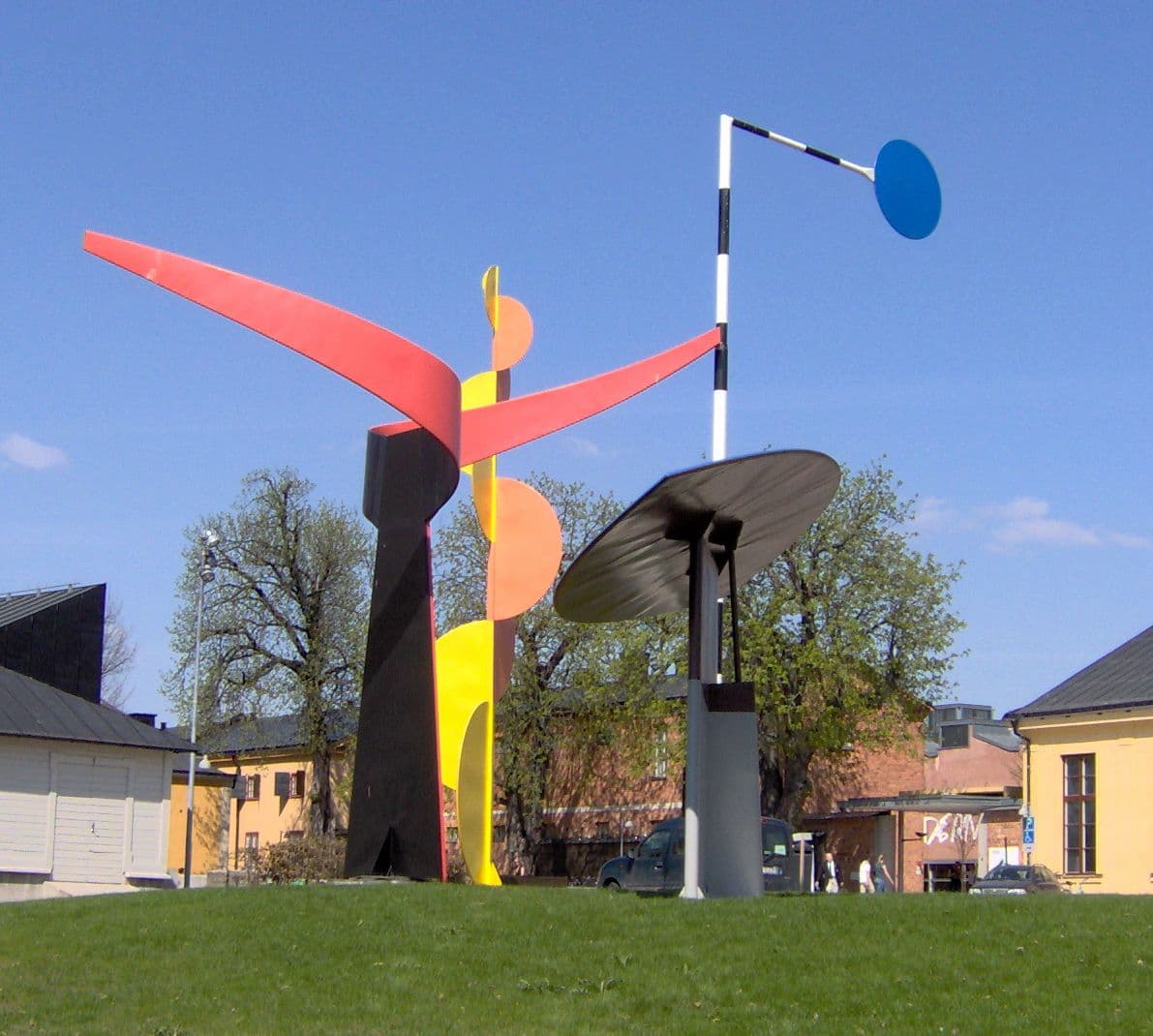 Feige. 3 - Alexander Calder, Die vier Elemente, Außenbereich des Stockholm Museum of Modern Art, Schweden, 2006. Fotos: Kein maschinenlesbarer Autor angegeben. Kalle1~commonswiki angenommen (basierend auf Urheberrechtsansprüchen)., Gemeinfrei, über Wikimedia Commons.