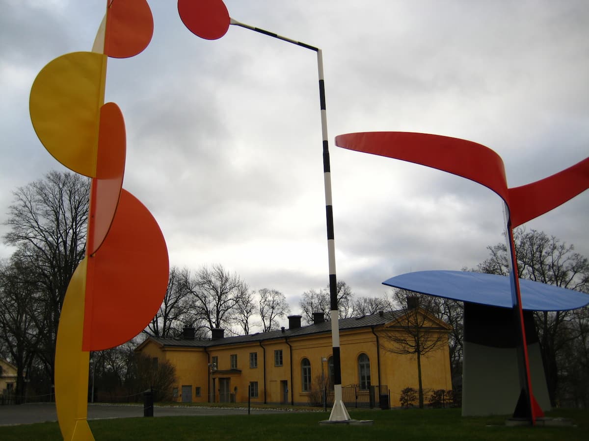 Fig. 4 - Alexander Calder, The four elements, outside area of ​​the Stockholm Museum of Modern Art, Sweden, 2006. Photo: aikijuanma from Barcelona, Spain, CC BY 2.0, via Wikimedia Commons.