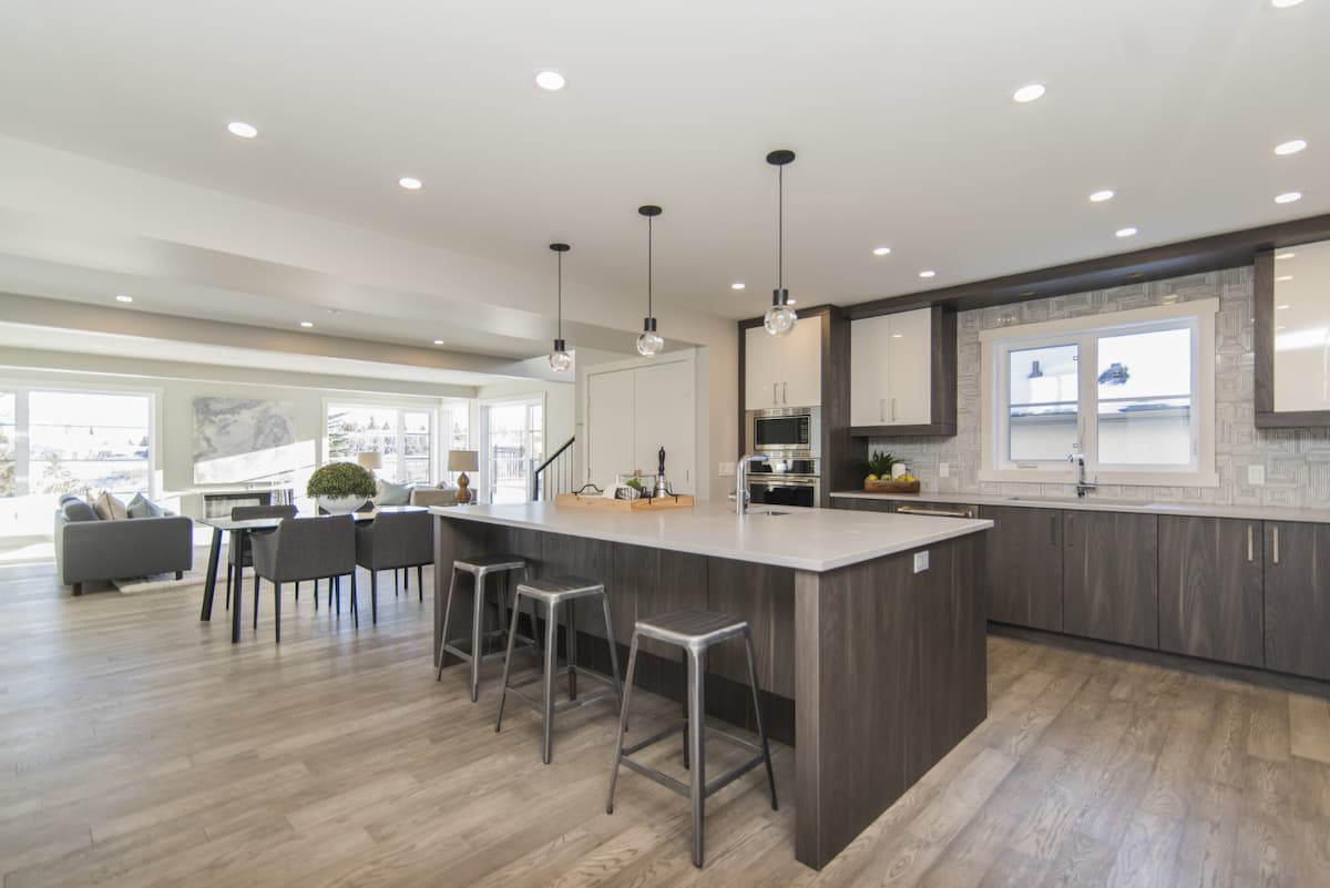 Tips on how to assemble a black and gray kitchen. Photo: Image by wirestock on Freepik.
