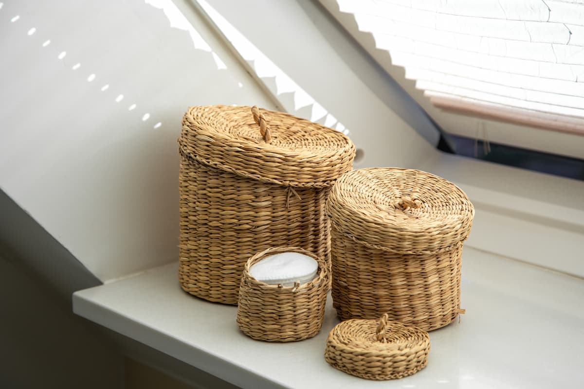 Tips for using wicker furniture in your decor. Photo: Basket photo created by pvproductions - br.freepik.com.