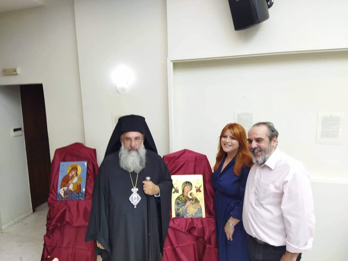 Archevêque de Crète, M.. Evgénios, Eleni Antonakaki et son mari. Photos: Divulgation.
