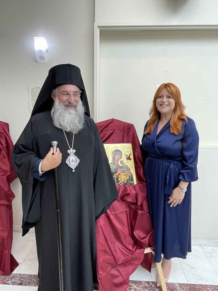 Archevêque de Crète, M.. Evgenios et Eleni Antonakaki. Photos: Divulgation.