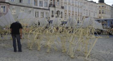 Obra de Jansen exibida em Linz durante a Ars Electronica, em 2005. Foto: Eloquence, Public domain, via Wikimedia Commons.