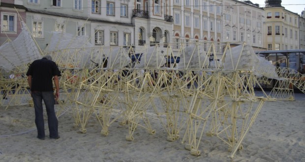 El trabajo de Jansen expuesto en Linz durante Ars Electronica, en 2005. Fotos: Elocuencia, Dominio publico, a través de Wikimedia Commons.