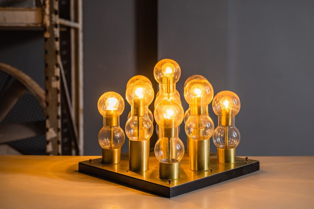 Batch 112: Sunday - Lustre / luminaire made of golden metal containing nine lighting points with domes in translucent molded glass. Auction Design / Flávia Cardoso Soares Auctions. Photo: Disclosure.