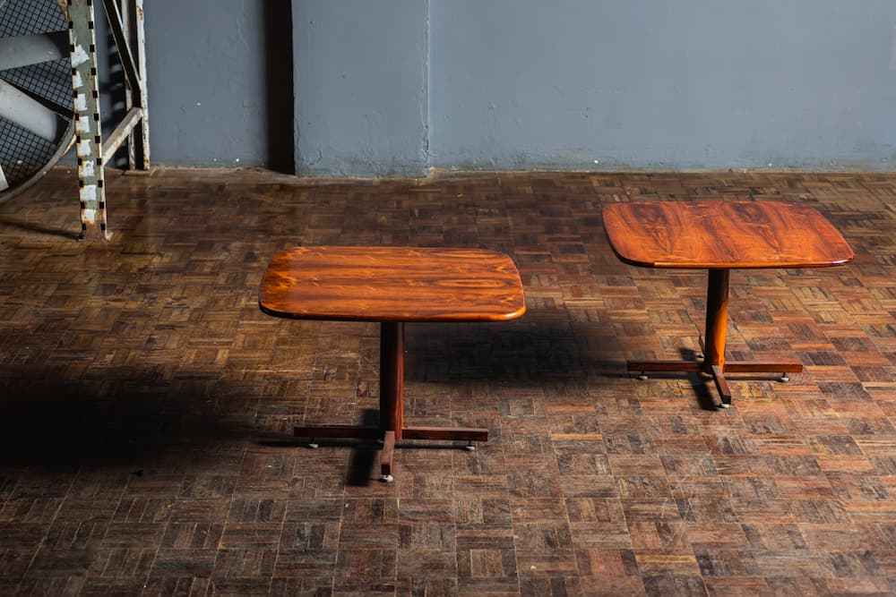 Batch 119: New path - Pair of side tables / square auxiliaries executed in solid rosewood with chromed metal feet and tops in spectacular rosewood lamination. Brasil, c. 1960. Dimensions: 59 L x 59 P x 41,5 H. Auction Design / Flávia Cardoso Soares Auctions. Photo: Disclosure.