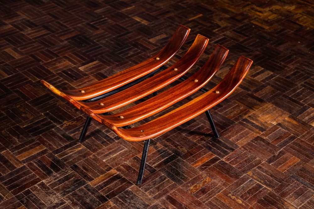 Lote 152: Martín Eisler (asignado) - Taburete sillón Rib fabricado en hierro tubular y madera maciza. Brasil, (c). 1950/60. Diseño de subasta / Subastas de Flávia Cardoso Soares. Fotos: Divulgación.
