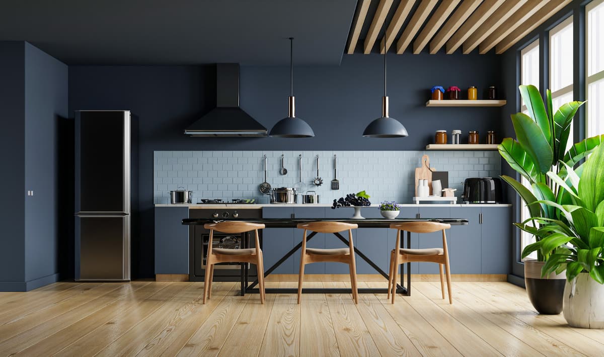 Hier erfahren Sie, wie Sie Ihre Küche durch das Dekor größer aussehen lassen. Fotos: Vanitjan-Bild ohne Freepik.