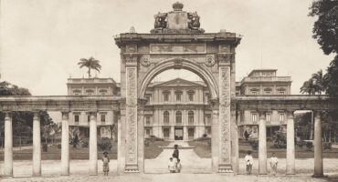 Luis Musso. Eingang und monumentale Fassade im neoklassizistischen Stil des Nationalmuseums, in der Quinta da Boa Vista. Allee Pedro II, Rio de Janeiro RJ, ca. 1903. Sammlung des Instituto Moreira Salles.