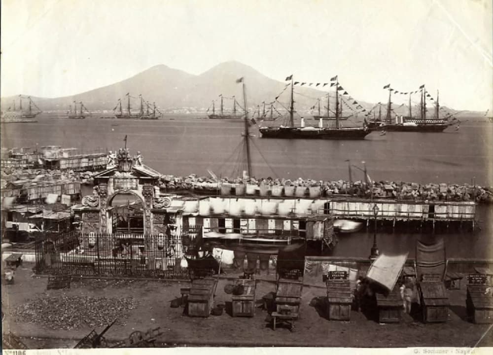 Fotos: DS_02, Georg Sommer, Neapel Santa Lucia, c. 1870, Foto, 20 x 25 cm, Neapel, Speranza-Sammlung.