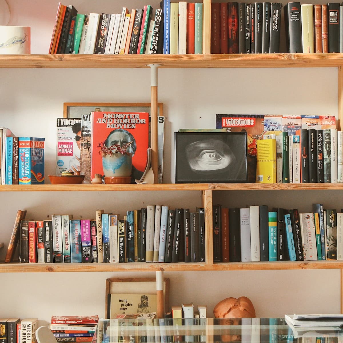 Bookshelf: 7 decorating and organizing tips. Tiana's photo.