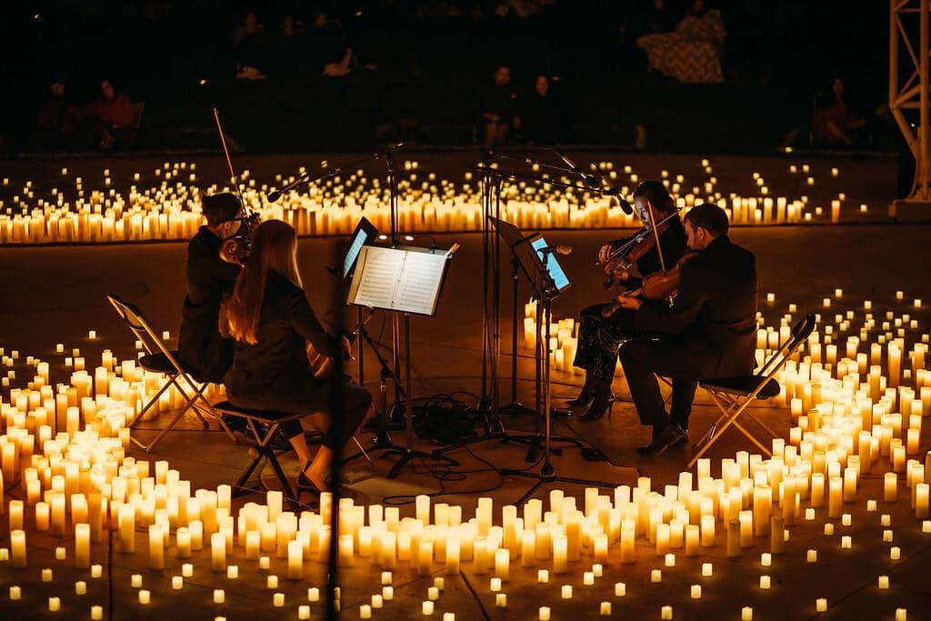 Exposição "Monet À Beira d'Água" é palco de espetáculo à luz de velas. Foto: Divulgação.
