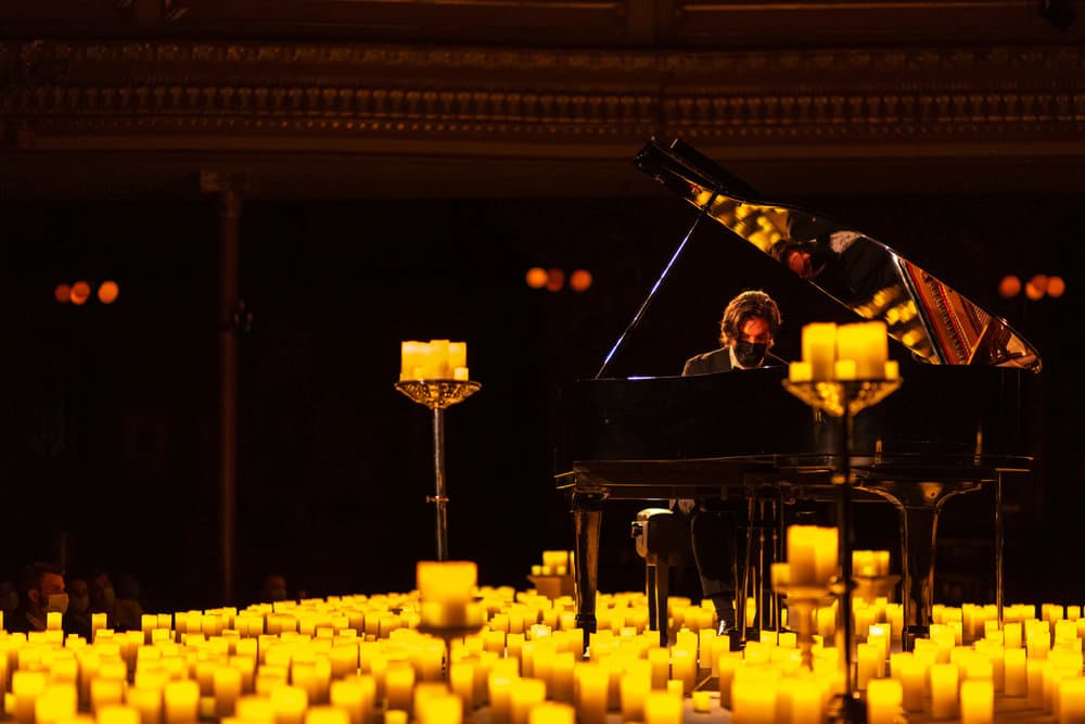 Выставка «Моне в Бейра д'Агуа»." это сцена для шоу при свечах. Фото: Раскрытие.