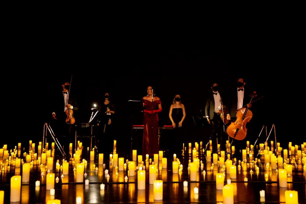 Mostra "Monet à Beira d'Água" è un palcoscenico per uno spettacolo a lume di candela. Foto: Rivelazione.