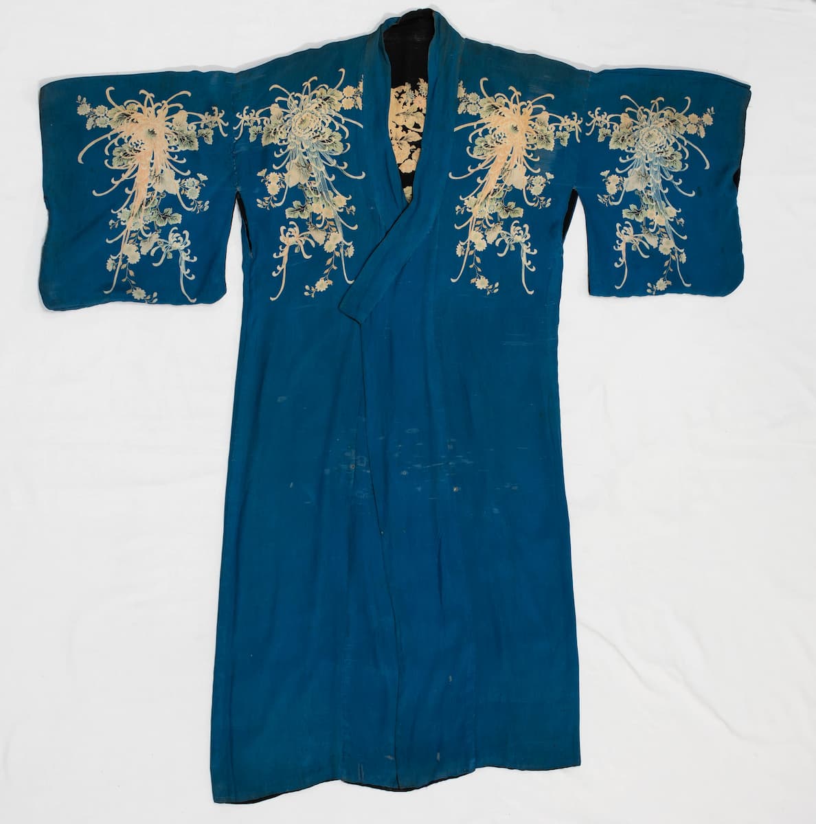 Quimono em seda azul e preta estampada com motivos florais; mangas amplas com abertura nas axilas (Antes). Seda, Japão. Foto: Victor Vasconcellos.