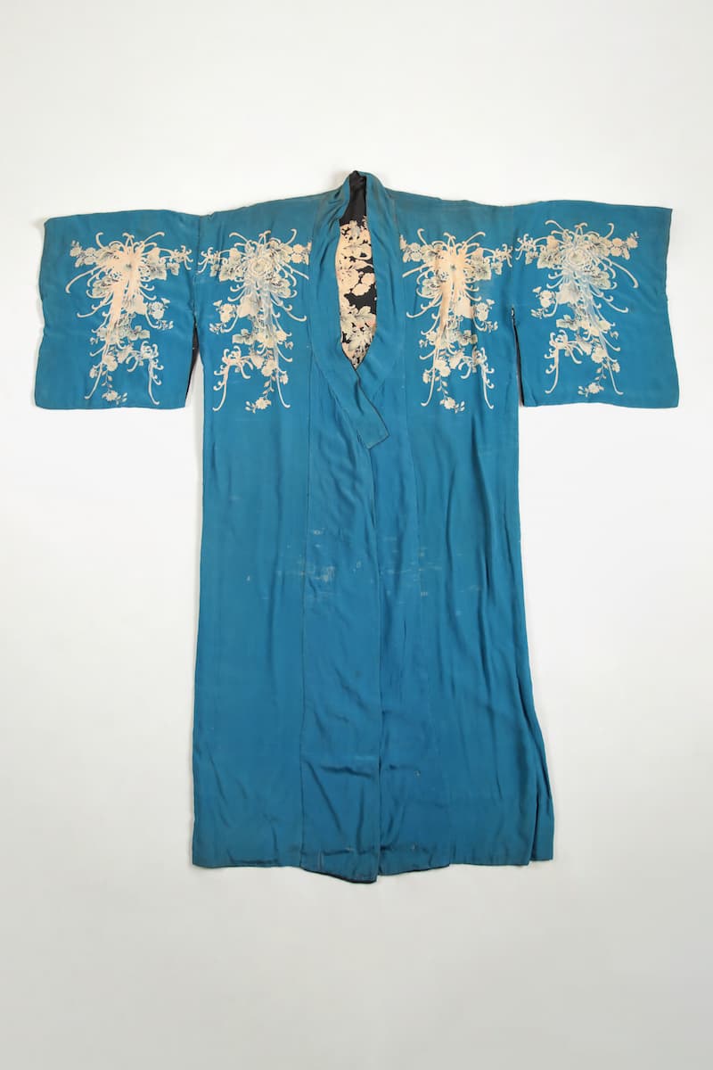 Kimono in blue and black silk printed with floral motifs; wide sleeves with underarm opening (After). That, Japan. Photo: loyal trait.