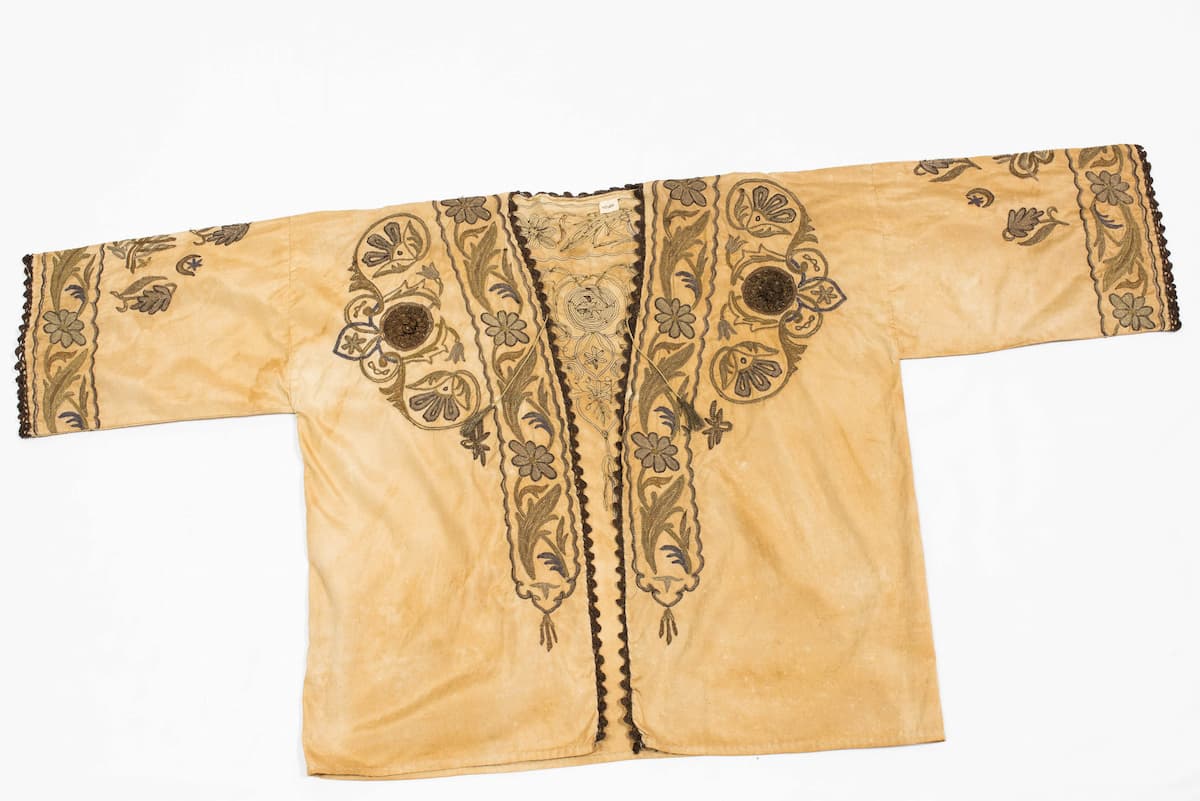 Beige cotton jacket with phytomorphic embroidery. cotton and metal, Mauritania (Before). Photo: Victor Vasconcellos.