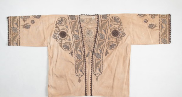 Beige cotton jacket with phytomorphic embroidery. cotton and metal, Mauritania (After). Photo: loyal trait.