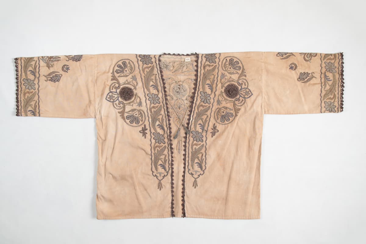 Beige cotton jacket with phytomorphic embroidery. cotton and metal, Mauritania (After). Photo: loyal trait.