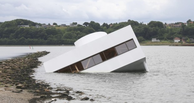 Obra "Floating Modernity" in Vejle, Denmark, do artist Asmund Havsteen-Mikkelsen. Photo: Cortesia Asmund Havsteen-Mikkelsen.