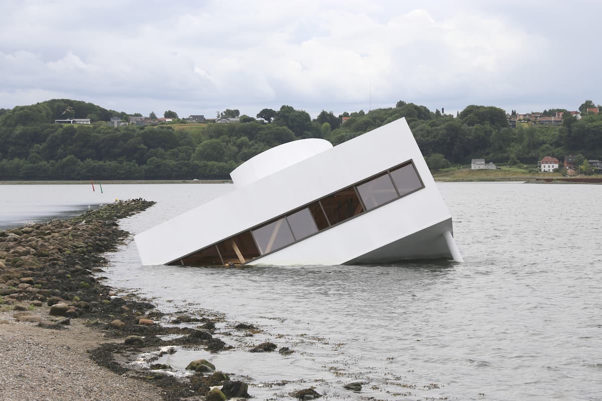 Obra "Modernidad flotante" en Vejle, Dinamarca, hacer artista Asmund Havsteen-Mikkelsen. Fotos: Cortesia Asmund Havsteen-Mikkelsen.