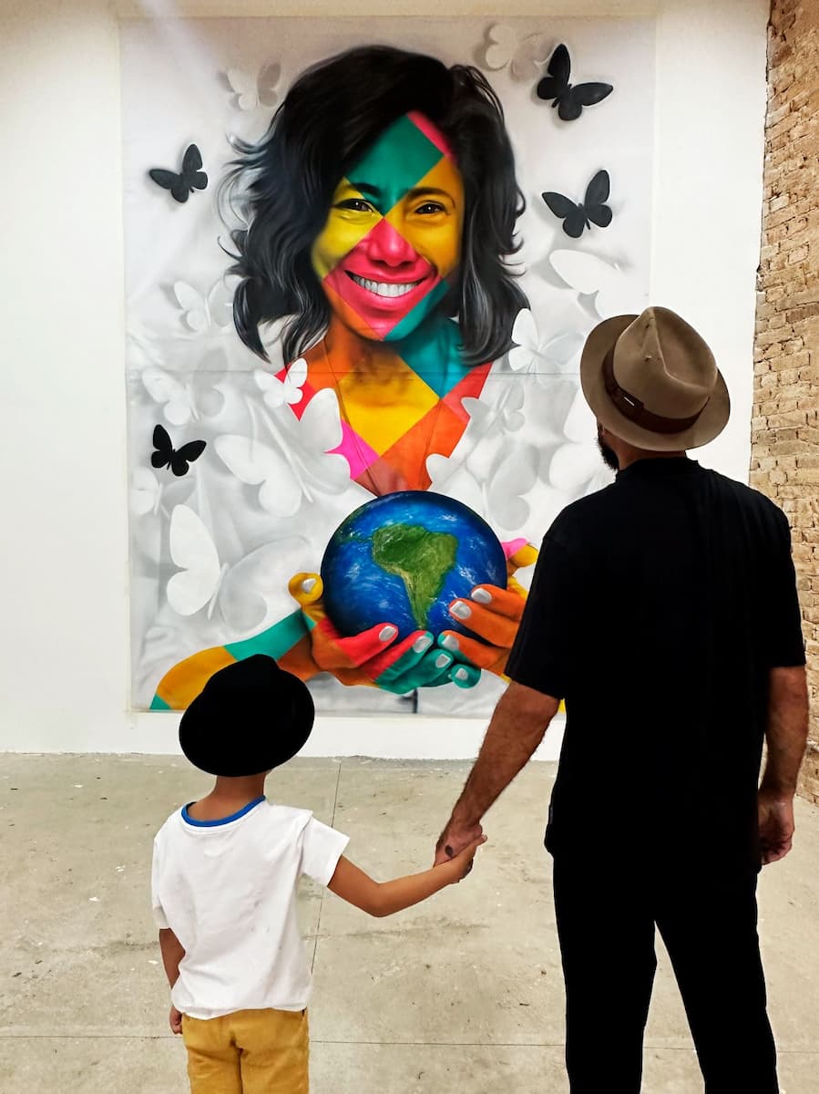 Kobra e seu filho, Pedro, observam a obra Eternamente Gloria. Foto: Studio Kobra/Divulgação.