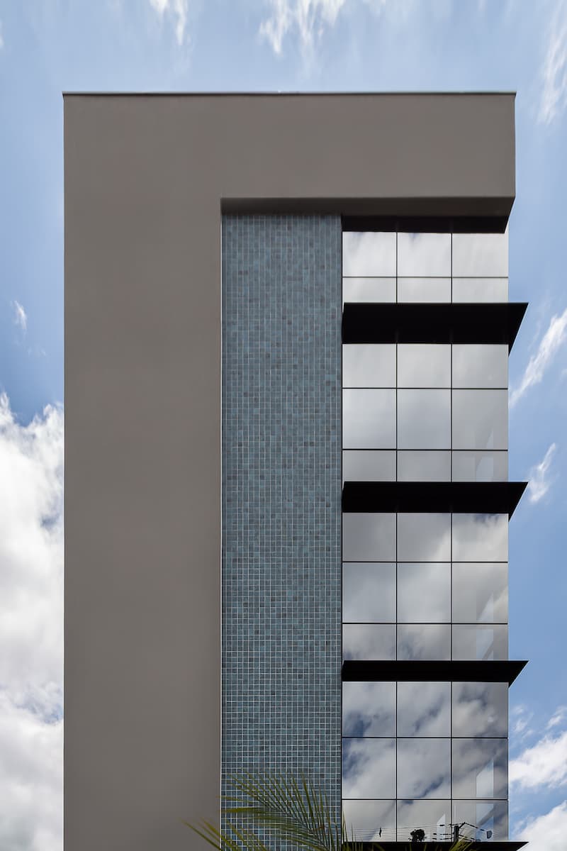 Saiba como usar revestimento cerâmico em fachadas de edifícios e residências. Foto: Divulgação/Strufaldi.