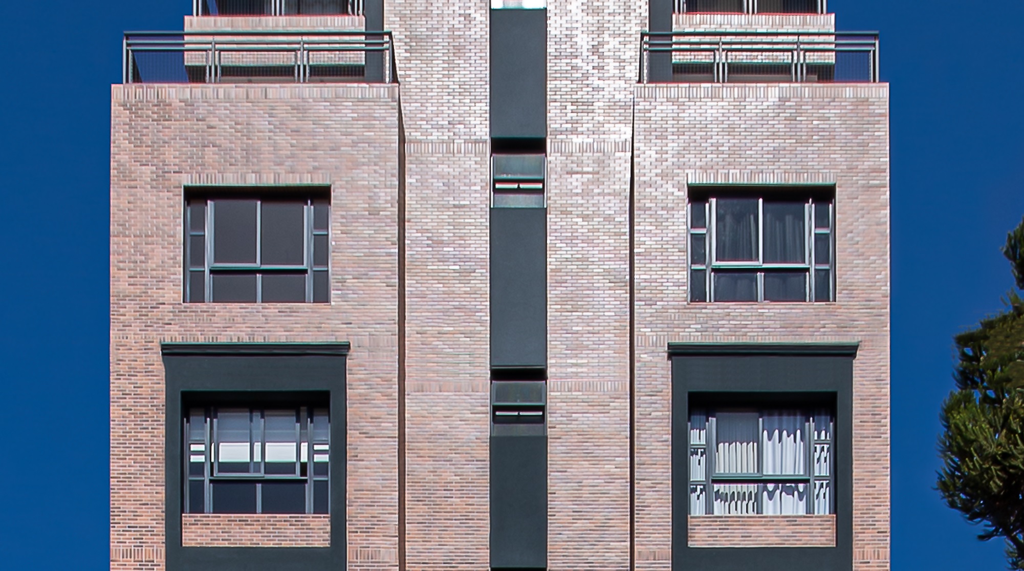 Scopri come utilizzare il rivestimento ceramico su facciate di edifici e case, in primo piano. Foto: Divulgazione/Strufaldi.