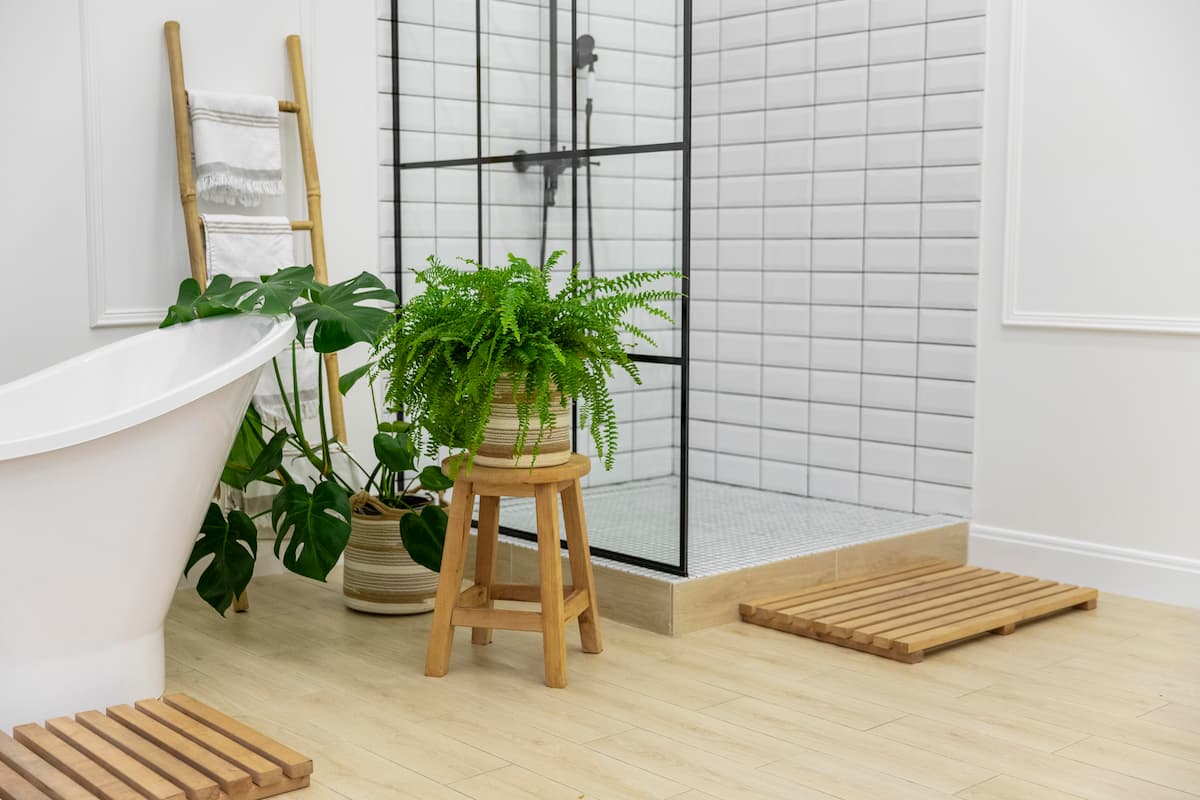 Architect tips to make your bathroom more cozy. Freepik image.