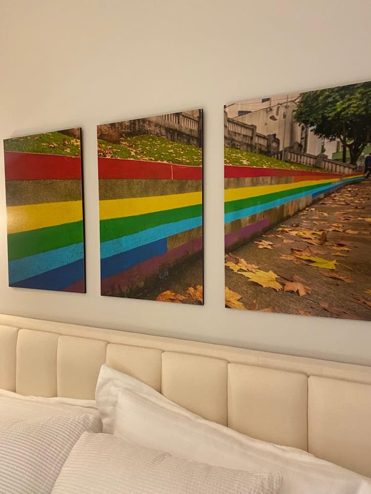 three paintings that, together, integrate the environment. Photo: Disclosure Grupo Foto Sul.