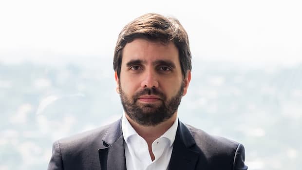 Raphaël Serrano, avocat fiscaliste et associé chez CSA Advogados, en vedette. Photos: Divulgation.