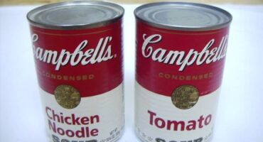 Fig. 1 - Andy Warhol, Latas de Sopa Campbell. Fotos: Máxima, CC BY-SA 3.0, a través de Wikimedia Commons.