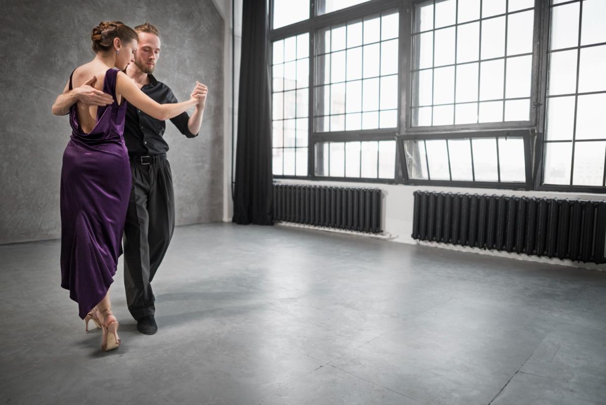 Der Tanz: Die Kunst, die Herz und Körper fesselt. Freepik-Bild.