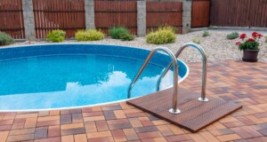 自宅にプールを作る: 設置とメンテナンスに必要な注意事項を理解する. 写真: br.depositphotos.com.