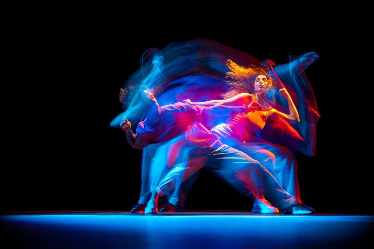 Dança e Tecnologia: A Fusão de Arte e Inovação. Imagen de master1305 en Freepik.