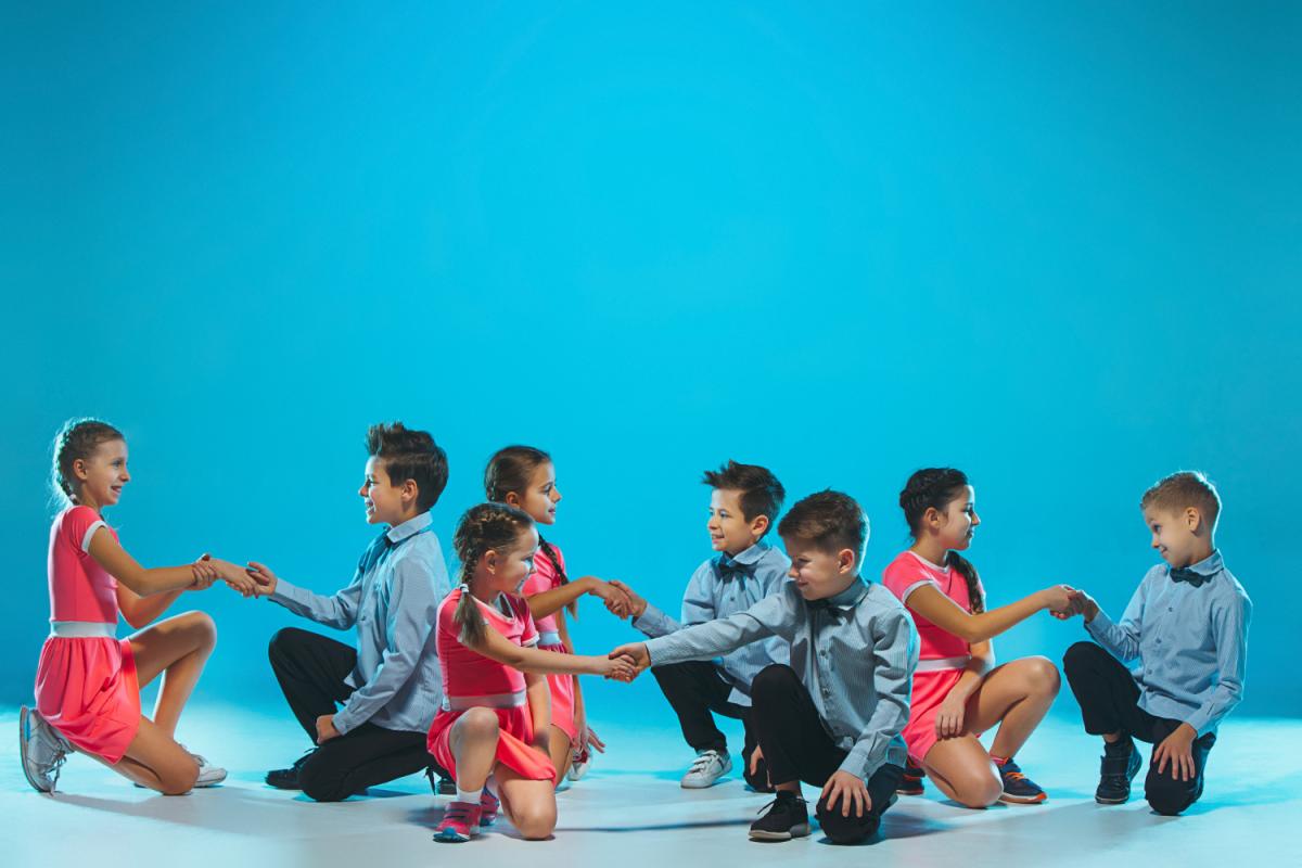 Dançando para o Desenvolvimento Infantil: Os Incontáveis Benefícios na Educação Primária. Freepik の master1305 の画像.
